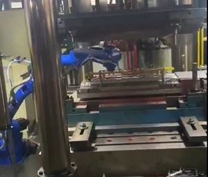 Nakladanie a vykladanie robota – spoločné nastavenie robota a dierovacieho st...